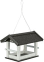 Hängendes Vogelfutterhaus mit schwarzem Dach und weißem Rahmen, aus Holz mit Drahtseil.
