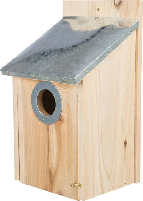 Holz-Nistkasten mit metallverkleidetem Dach und kreisförmigem Eingang, Holzstruktur sichtbar, Verschluss unten.