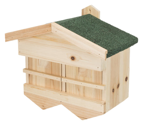 Holzhaus mit grünem Dach, rechteckigem Aufbau und sichtbaren Holzmaserungen, ohne erkennbare Funktion.