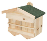 Holzhaus mit grünem Dach, rechteckigem Aufbau und sichtbaren Holzmaserungen, ohne erkennbare Funktion.