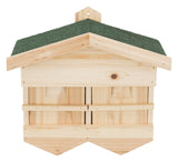 Holz-Nisthaus mit grünem Dach, rechteckiger Form und mehreren vertikalen Schlitzen auf der Vorderseite.