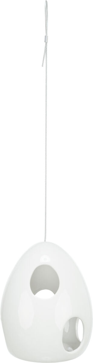 Weißer, tropfenförmiger Hängedekor mit großen ovalen Öffnungen, an einem dünnen Draht aufgehängt.