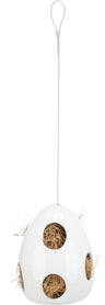 Weiße, eiförmige Hängevorrichtung mit Löchern, gefüllt mit braunen Fasern, an einem dünnen Drahtseil befestigt.