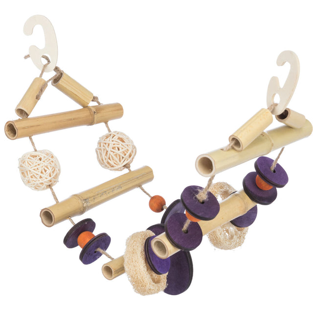 Hängespielzeug aus Holz und Rattan mit bunten Ringen, zwei Haken zur Befestigung an beiden Enden.