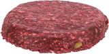Runder, roter, flacher Patty mit ungleichmäßiger Oberfläche, vermutlich aus Fleisch oder pflanzlichen Zutaten.