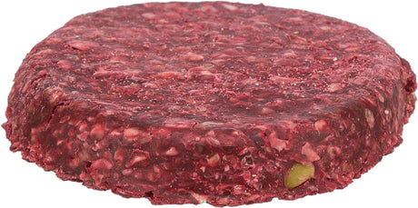 Runder, roter, flacher Patty mit ungleichmäßiger Oberfläche, vermutlich aus Fleisch oder pflanzlichen Zutaten.