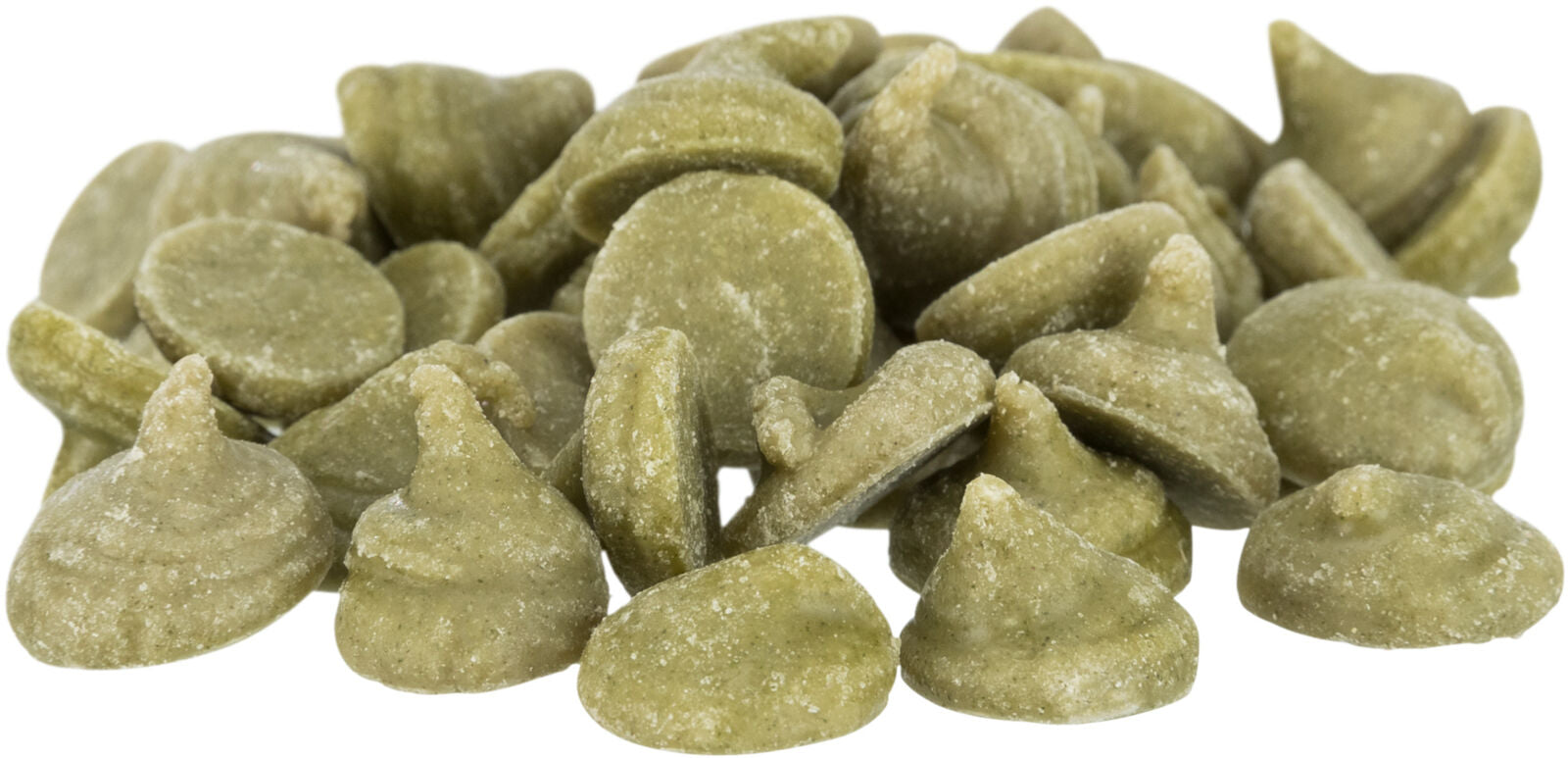 Grüne, tropfenförmige Chips mit pudriger Oberfläche liegen in einem Haufen.