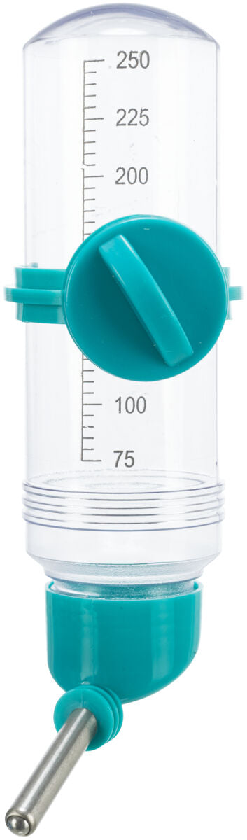 Transparente Trinkflasche mit blauer Halterung und Skala bis 250, Metallröhrchen am Boden.