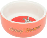 Rosa Napf mit der Aufschrift "Honey &amp; Hopper" und einem Hasenbild im Innenboden vor rotem Hintergrund.