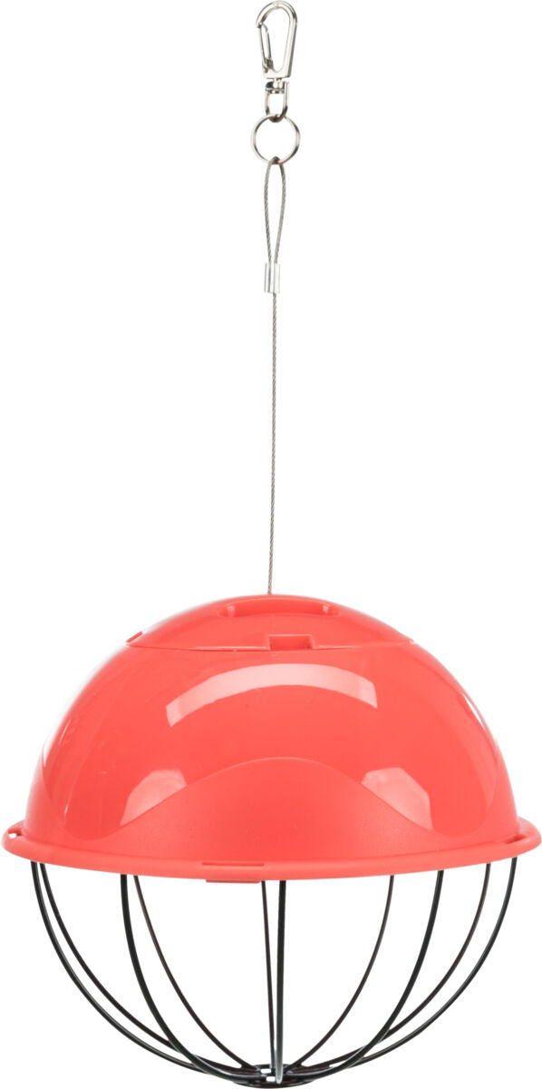 Roter, halbkreisförmiger Futterball mit schwarzem Metallgitter und silbernem Karabinerhaken zum Aufhängen.