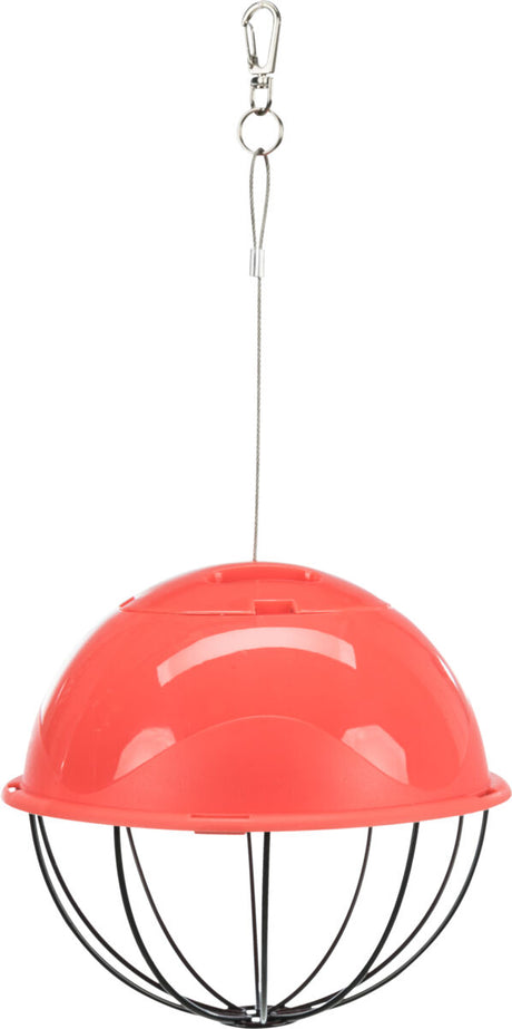 Roter, halbkreisförmiger Futterball mit schwarzem Metallgitter und silbernem Karabinerhaken zum Aufhängen.
