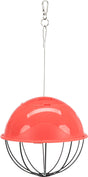 Roter, halbkreisförmiger Futterball mit schwarzem Metallgitter und silbernem Karabinerhaken zum Aufhängen.