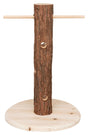 Holzpfosten mit Rinde auf rundem Holzboden, seitlicher Querbalken oben.