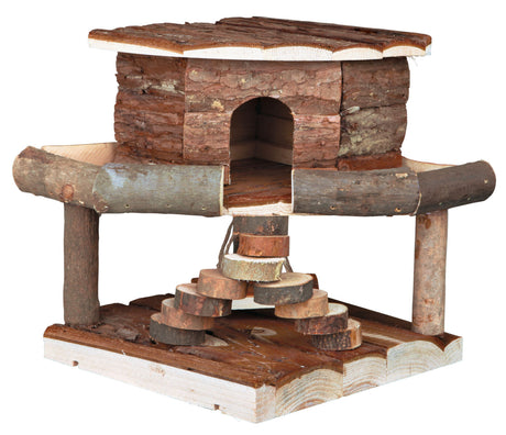 Ebenes Holzhaus mit offener Tür, umgeben von kleinen Baumstämmen und Zweigen auf mehreren Plattformen.