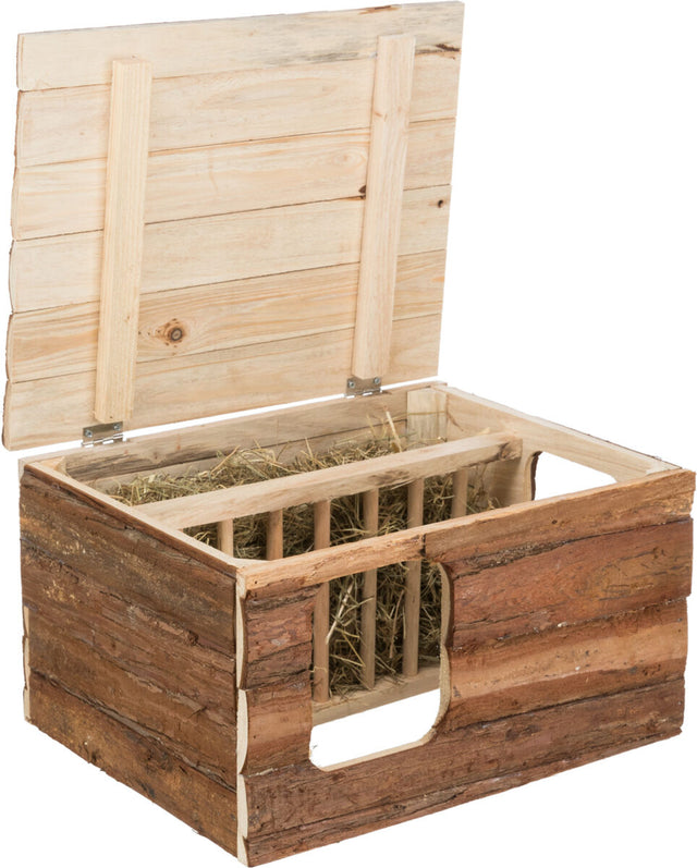 Holzkiste mit seitlichem rechteckigen Ausschnitt und offenem Deckel, gefüllt mit Heu, besteht aus naturbelassenem Holz.