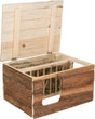 Holzkiste mit seitlichem rechteckigen Ausschnitt und offenem Deckel, gefüllt mit Heu, besteht aus naturbelassenem Holz.