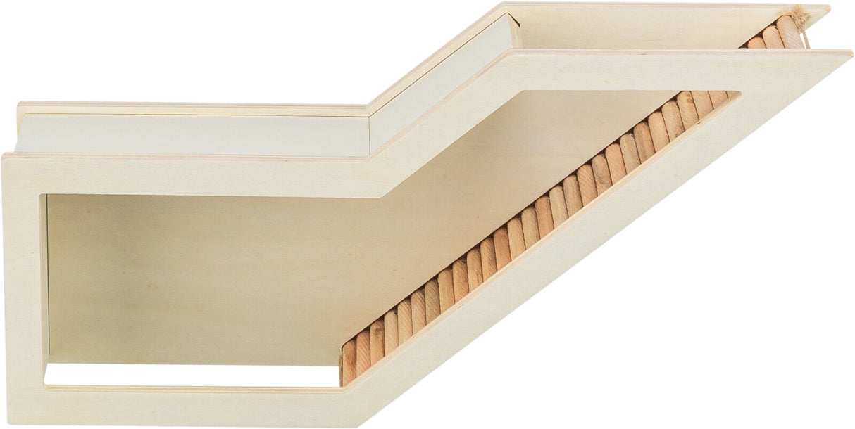 Holzregal in Z-Form mit offener Vorderseite und vertikalen, gerillten Strukturen an der Unterkante.