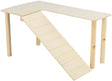 Holzkonstruktion mit geneigter Rampe und rechteckiger Plattform, beige Farbe, von vier Beinen gestützt.