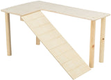 Holzkonstruktion mit geneigter Rampe und rechteckiger Plattform, beige Farbe, von vier Beinen gestützt.