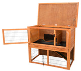 Holzstall mit zwei Ebenen und geöffneten Türen, kombiniert aus Holzpaneelen und Metallgittern.