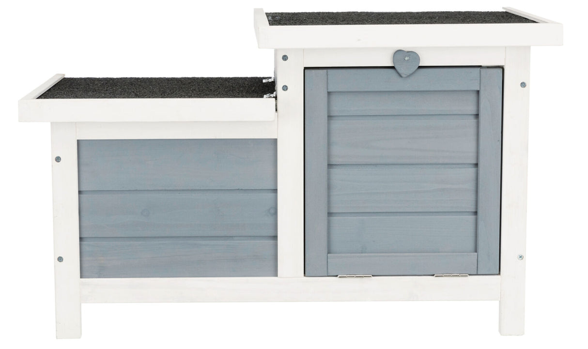 Grau-weiße Holzkiste mit Flachdach und herzförmigem Element an der Tür.