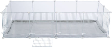 Weißer und grauer Laufstall mit Metallgitter und Tür, graue Bodenmatte, weiße Eckverbindungen.