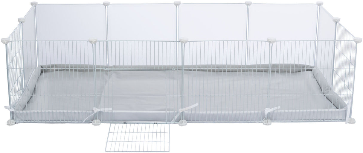 Weißer und grauer Laufstall mit Metallgitter und Tür, graue Bodenmatte, weiße Eckverbindungen.