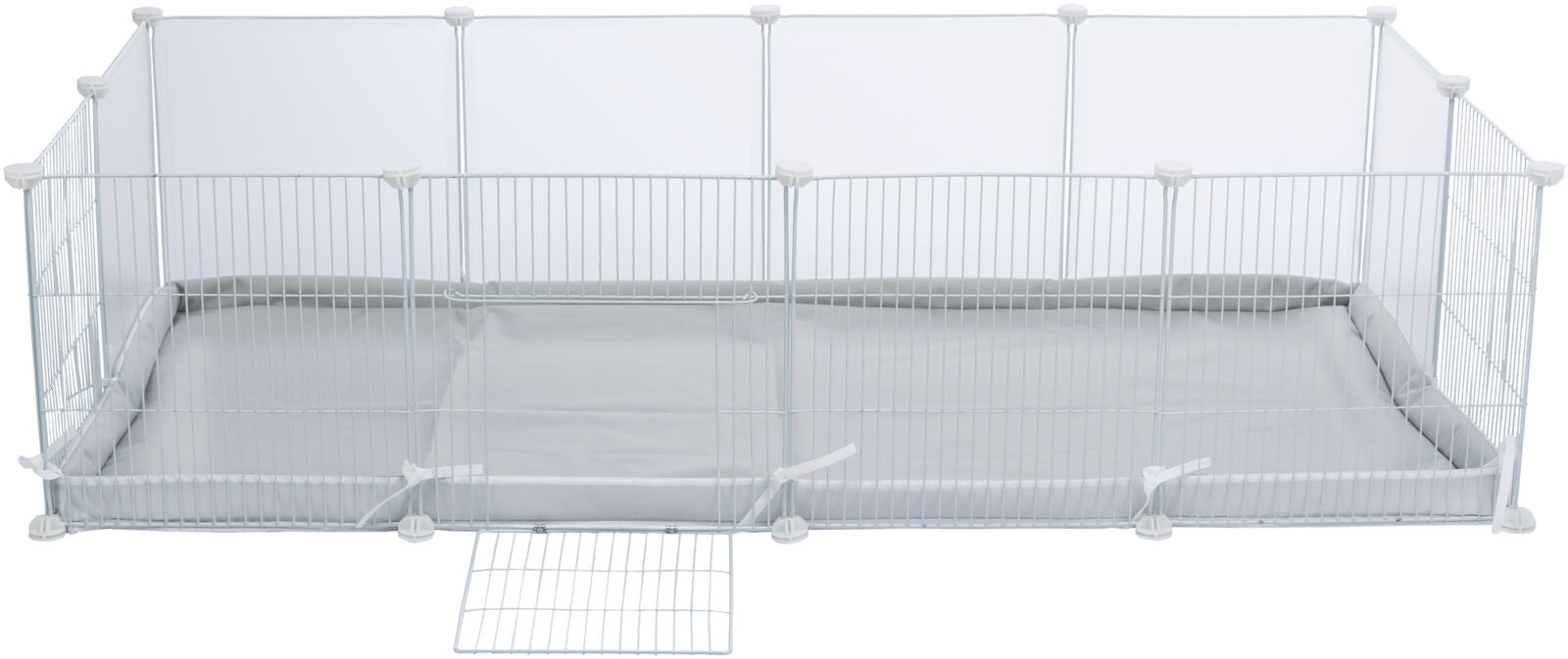 Weißer und grauer Laufstall mit Metallgitter und Tür, graue Bodenmatte, weiße Eckverbindungen.