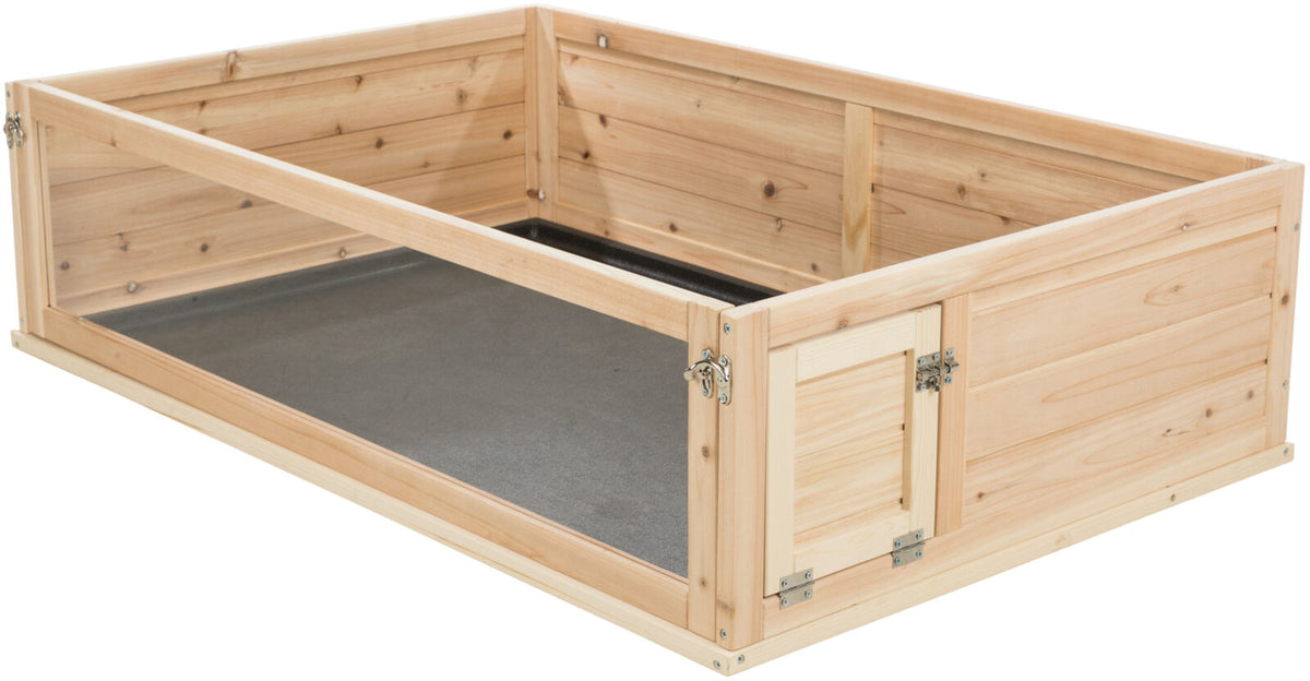 Holzkasten mit Metallverschlüssen und einer dunklen Bodenfläche, Seitenwände aus hellem Holzlatten.
