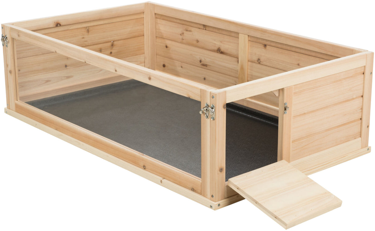 Holzkiste mit transparenten Seitenwänden, Metallverschlüssen und einer klappbaren Rampe auf grauem Boden.