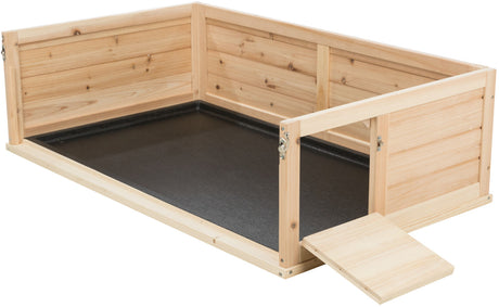 Holzkiste mit drei Seitenwänden und einer kleinen Rampe, innen schwarzer Boden, ohne Deckel.