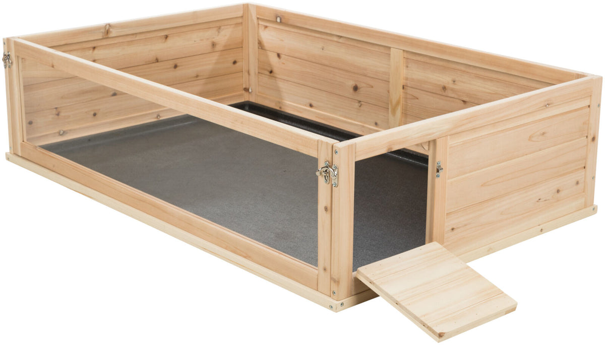 Holzkiste mit Metallboden, mit seitlicher Tür und Rampe, Scharniere sichtbar, natürliche Holzfarbe.