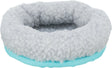 Rundes, flauschiges Bett in Hellgrau mit hellblauem Rand.