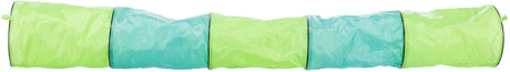 Grüner und blauer Spieltunnel aus zusammenfaltbarem Material in segmentierter Röhrenform.