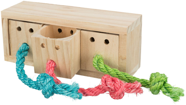 Holzblock mit mehreren Öffnungen, durch die farbige Seile in Grün, Türkis und Rot verlaufen.