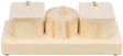 Drei runde Holzdosen auf einem rechteckigen Holzsockel, zwei mit quadratischen Deckeln, eine mit rundem Deckel.