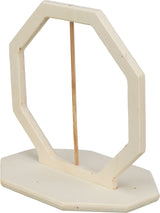 Holzgestell in achteckiger Form auf rechteckiger Basis, mit vertikaler Stange in der Mitte, naturbelassen.