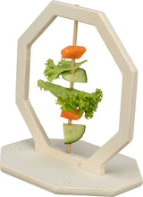 Holzständer mit achteckigem Rahmen, Spieß in der Mitte mit Salat, Gurken- und Karottenstücken gespickt.