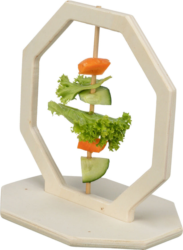 Holzständer mit achteckigem Rahmen, Spieß in der Mitte mit Salat, Gurken- und Karottenstücken gespickt.