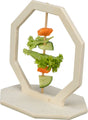 Holzständer mit achteckigem Rahmen, Spieß in der Mitte mit Salat, Gurken- und Karottenstücken gespickt.