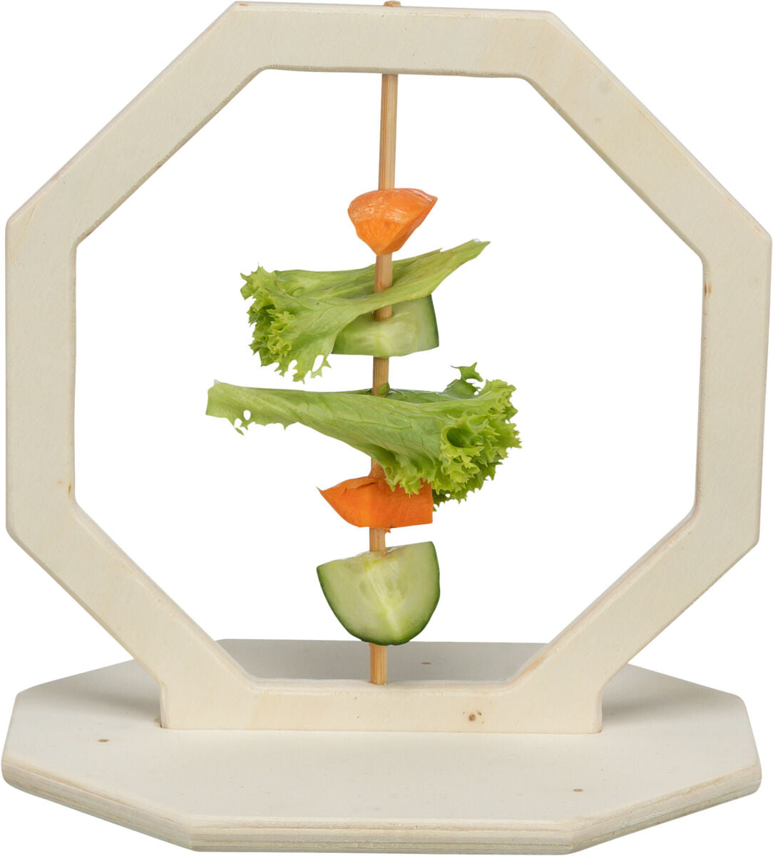 Holzständer mit Spieß, auf dem Stücke von Salat, Gurke und Karotte aufgespießt sind.