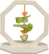 Holzständer mit Spieß, auf dem Stücke von Salat, Gurke und Karotte aufgespießt sind.