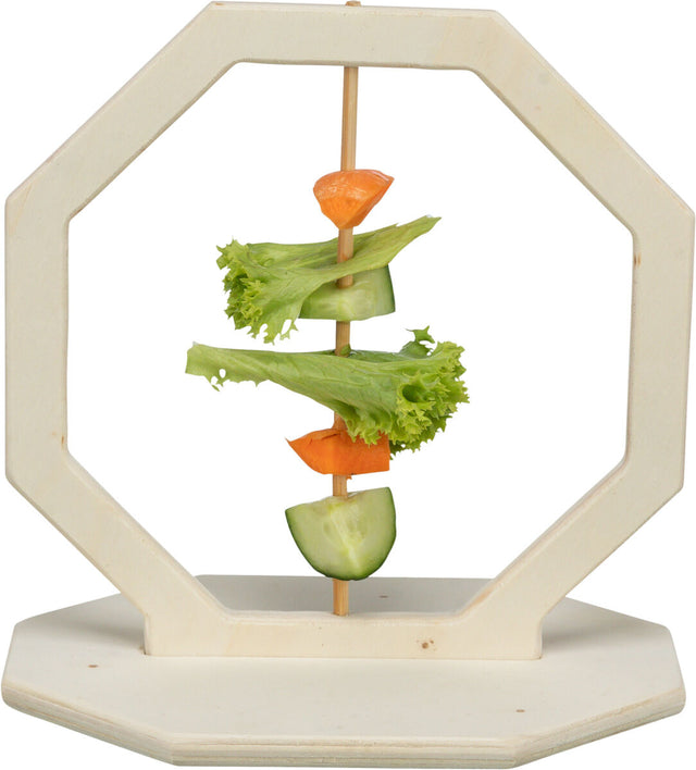 Holzständer mit Spieß, auf dem Stücke von Salat, Gurke und Karotte aufgespießt sind.