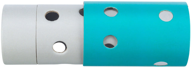 Grauer und türkisfarbener, ineinander gesteckter zylindrischer Gegenstand mit mehreren sichtbaren Löchern.