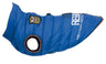 Blauer Hundemantel mit gestepptem Design, einem runden Ausschnitt und mehreren aufgedruckten Emblemen.