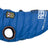 Blauer Hundemantel mit gestepptem Design, einem runden Ausschnitt und mehreren aufgedruckten Emblemen.