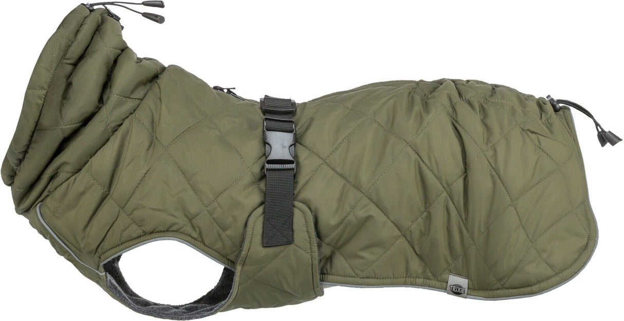 Grüne gesteppte Hundejacke mit schwarzem Klickverschluss und Kordelzug am Kragen, seitlich ein Etikett.