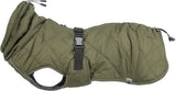Grüne gesteppte Hundejacke mit schwarzem Klickverschluss und Kordelzug am Kragen, seitlich ein Etikett.