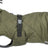 Grüne gesteppte Hundejacke mit schwarzem Klickverschluss und Kordelzug am Kragen, seitlich ein Etikett.