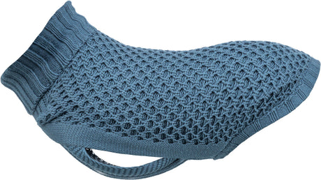 Ein blaues, gestricktes Hunde-Kleidungsstück mit einem durchgehenden Muster und einem gerippten Kragen.